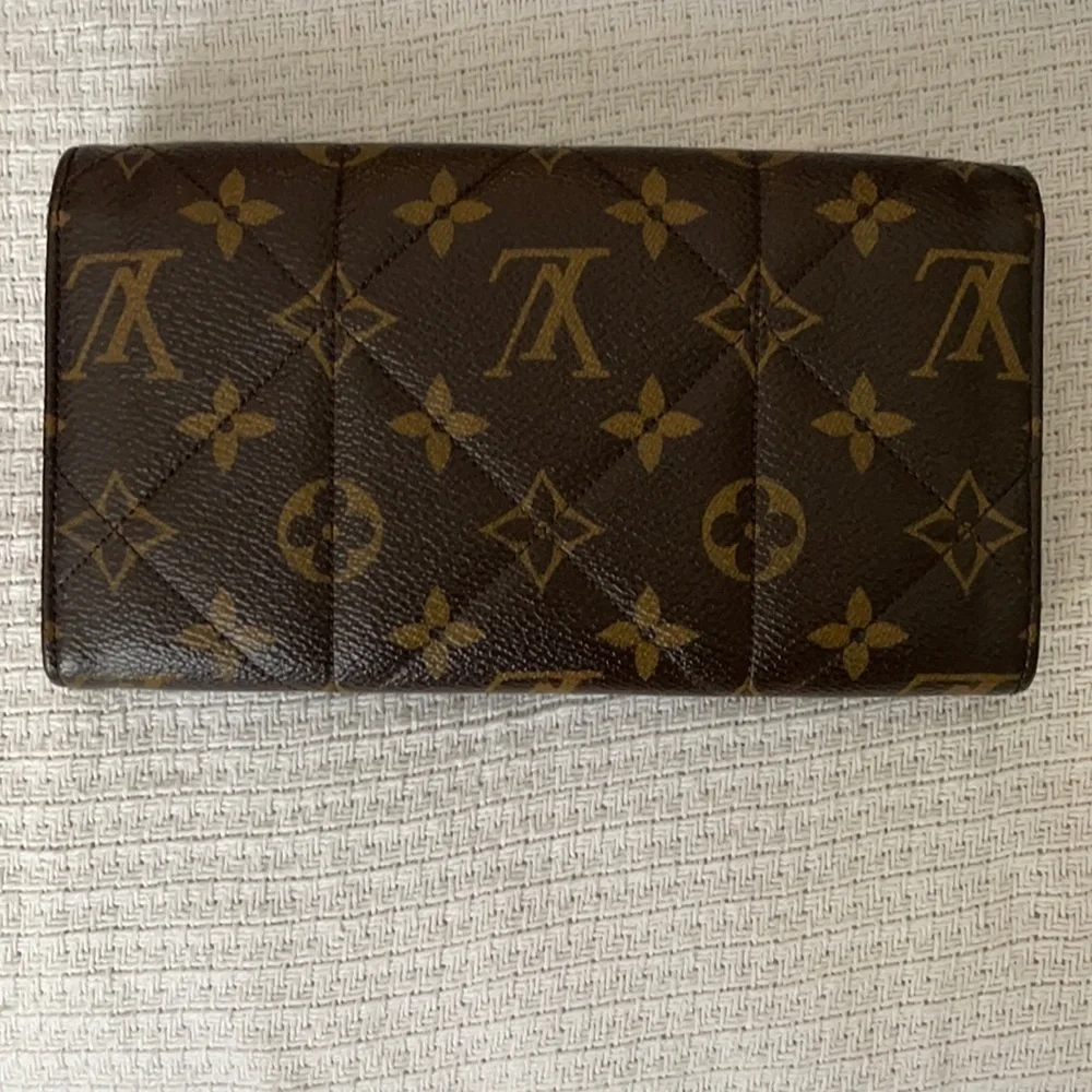 Collectible louis vuitton etoile sarah wallet .